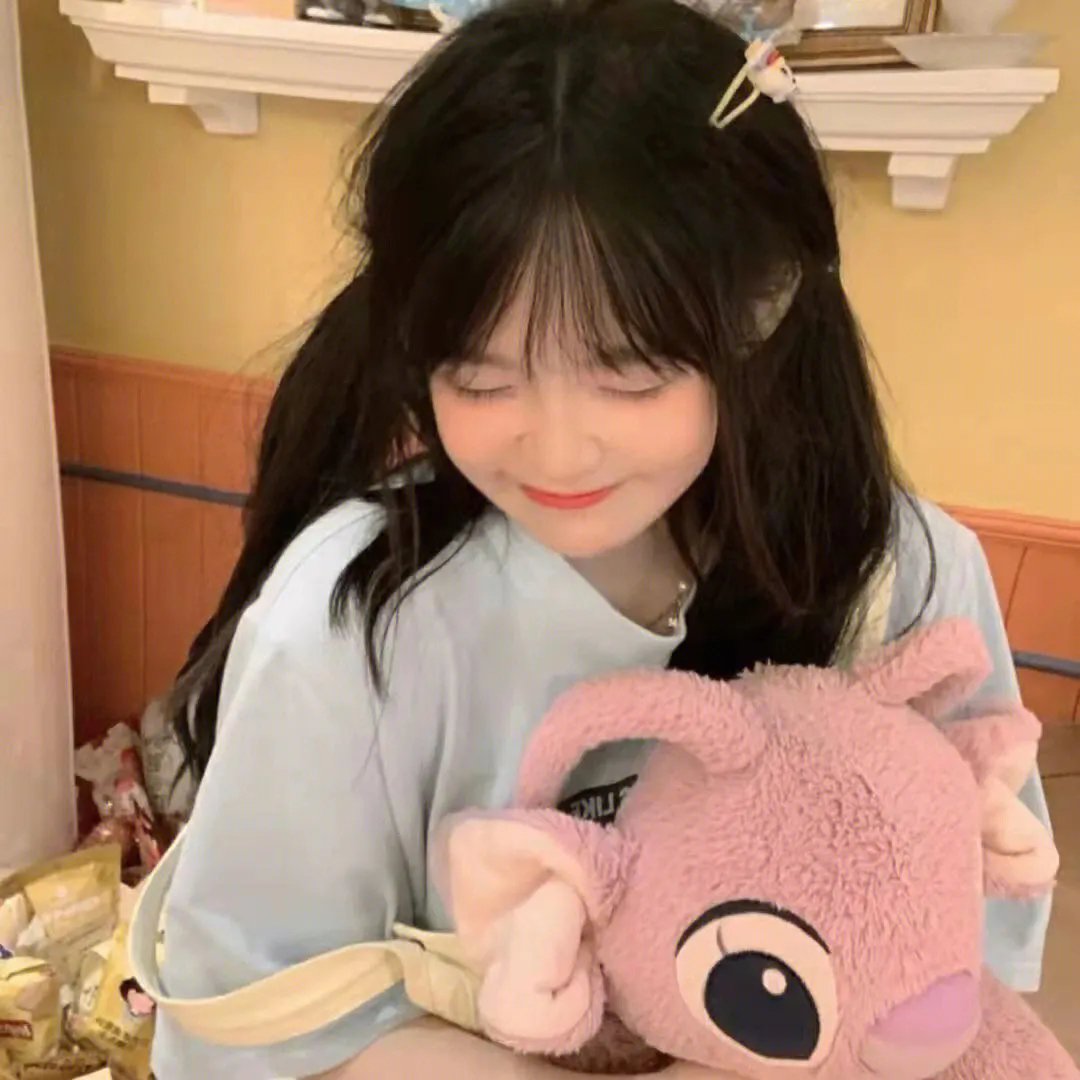 孤独地躲在墙角画圈圈